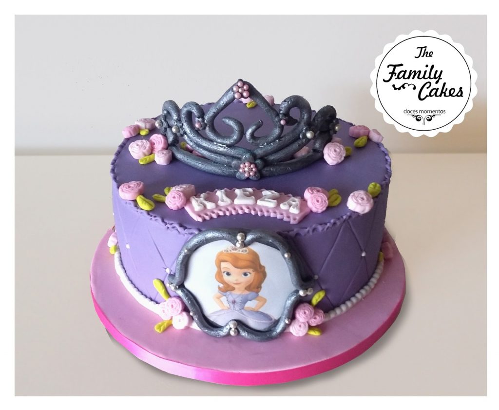 bolo da princesa sofia com chantilly #decoraçãofestainfantil  #decoraçãofesta #aniversárioinfantil #prin…