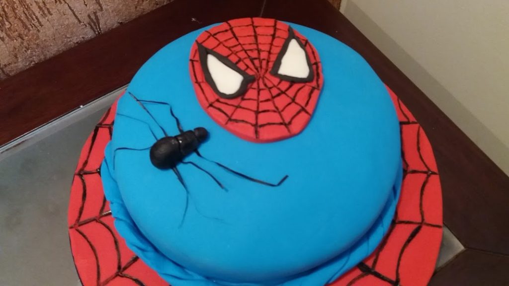 bolo do homem aranha com pasta americana