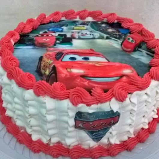 Bolo Carros (Disney - Cars Cake), O carrinho do bolo é de b…