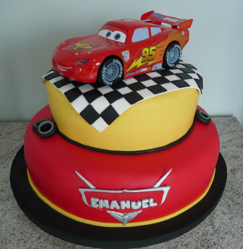 Bolo carros Mcqueen, Topper, Redondo, Chantilly, Bico chuveirinho, 2  kg, 20 fatias