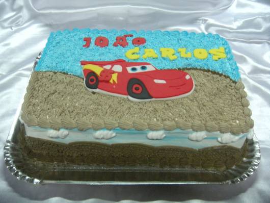 Bolo carros Mcqueen, Topper, Redondo, Chantilly, Bico chuveirinho, 2  kg, 20 fatias