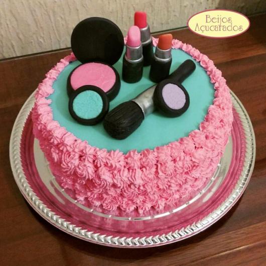 bolo de maquiagem quadrado: #bolosdecorados #festalinda  #aniversárioinfantil #aniversario18 #aniversario