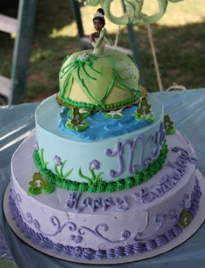 Na cocina Tortas e Bolos - A princesa Elisa escolheu esse lindo bolo azul  com o tema Princesas para comemorar seus 3 aninhos. 60 fatias de pura  felicidade. Topo maravilhoso da @papelcomternura