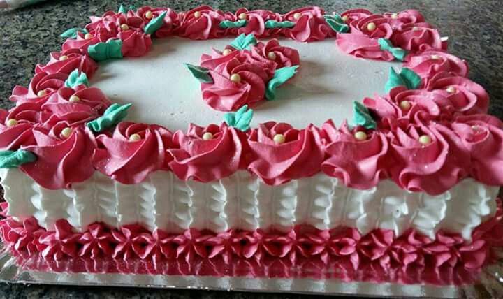 bolo decorado com chantilly feminino #bolodecoradocomchantilly