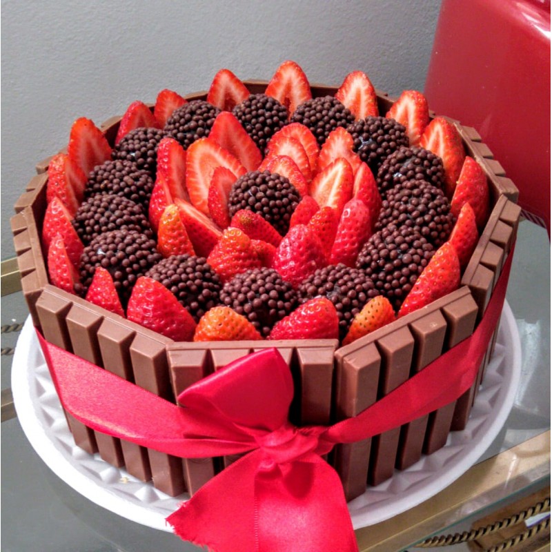 bolo decorado com morango E Chocolate