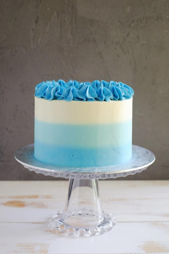 Bolo degradê azul 💙  Bolos de aniversário azuis, Idéias de bolo de  aniversário, Bolos de aniversário