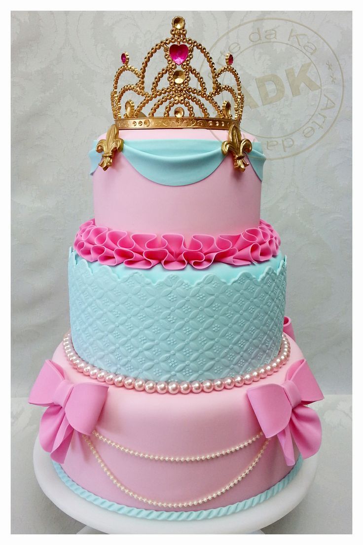 Bolo Cor-de-rosa Bonito Com Uma Coroa Na Tabela Ao Aniversário Para Uma  Princesa Imagem de Stock - Imagem de bebê, azul: 97248887