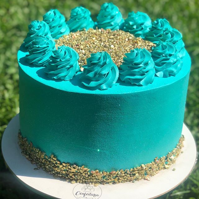 Azul Tiffany #cake #macarons  Bolo de casamento com rosas vermelhas, Bolos  de aniversário verde, Bolo de aniversário com flores