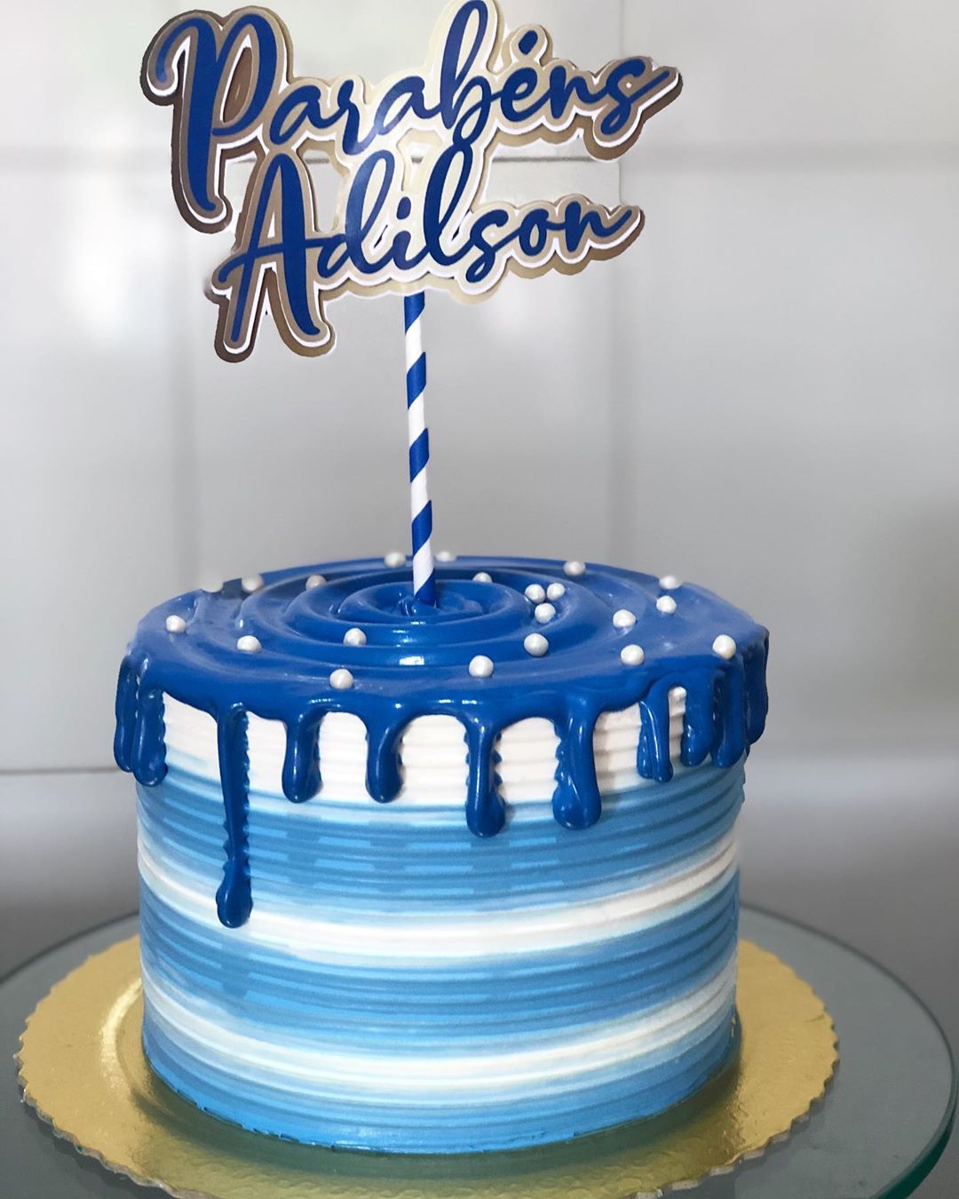 Deu Bolo Gourmet - Bom dia Mais um modelo de bolo masculino passando na  sua time!!🙋🏻‍♂️ . Aquele espatulado branco e cachepô em azul, e uma  plaquinha com Parabéns simples e charmoso!! .